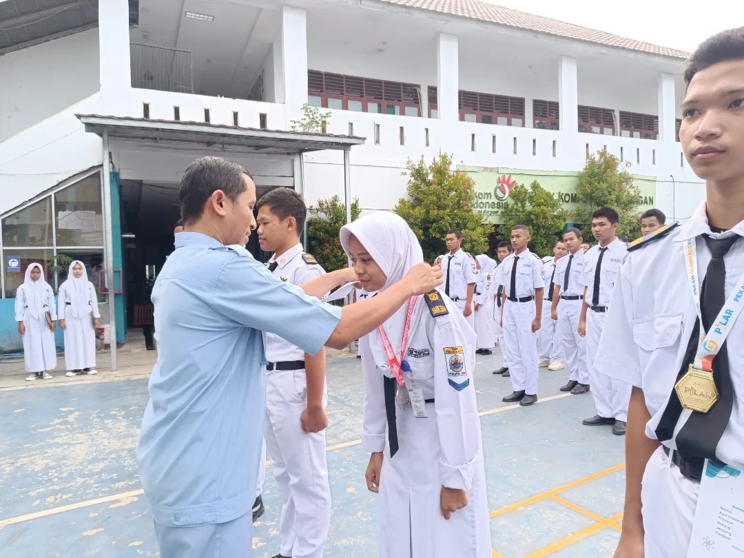 Penyematan Medali untuk Pejuang Ilmiah: KIR SAMNUS Berprestasi di Ajang Nasional